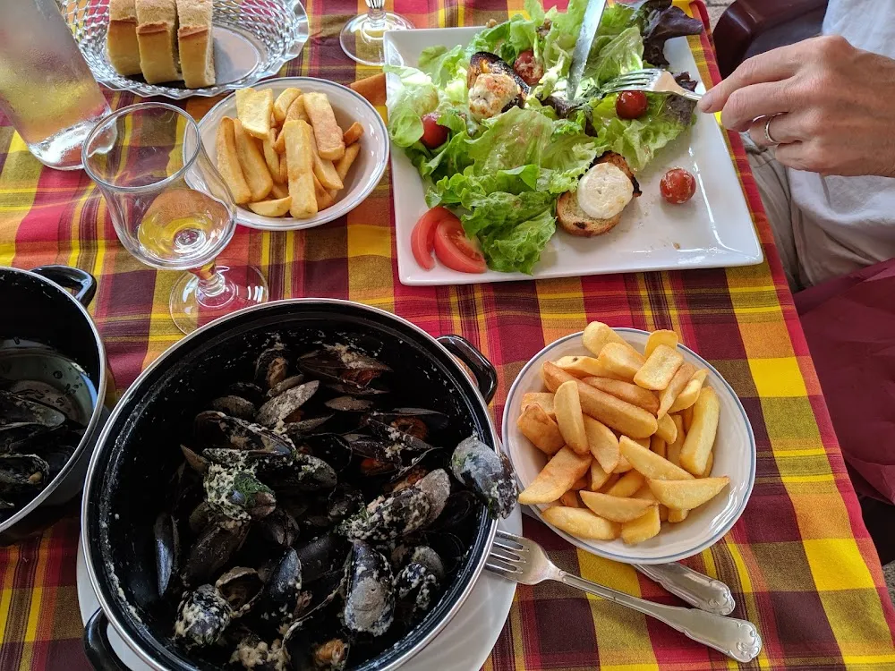 Moules Frites Et Salade Végétarienne